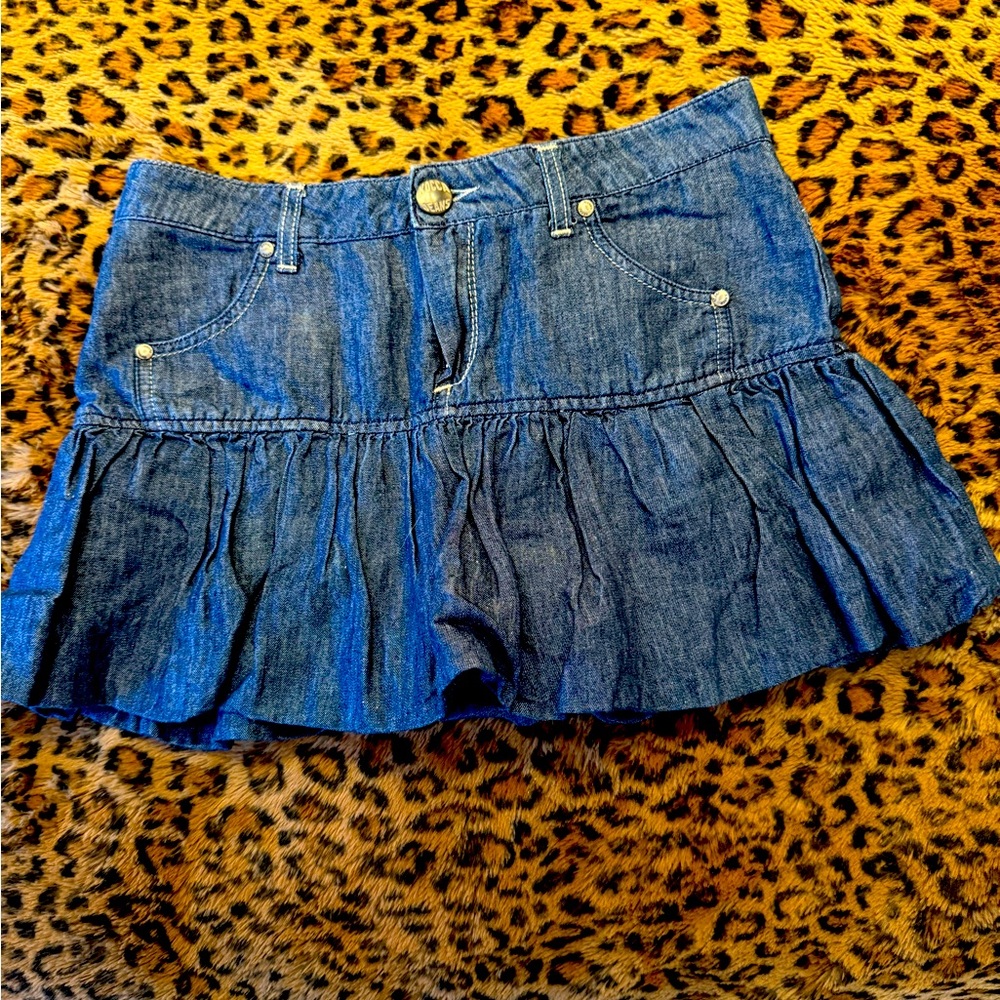 Denim Jean skirt w/ slight poof. Size medium